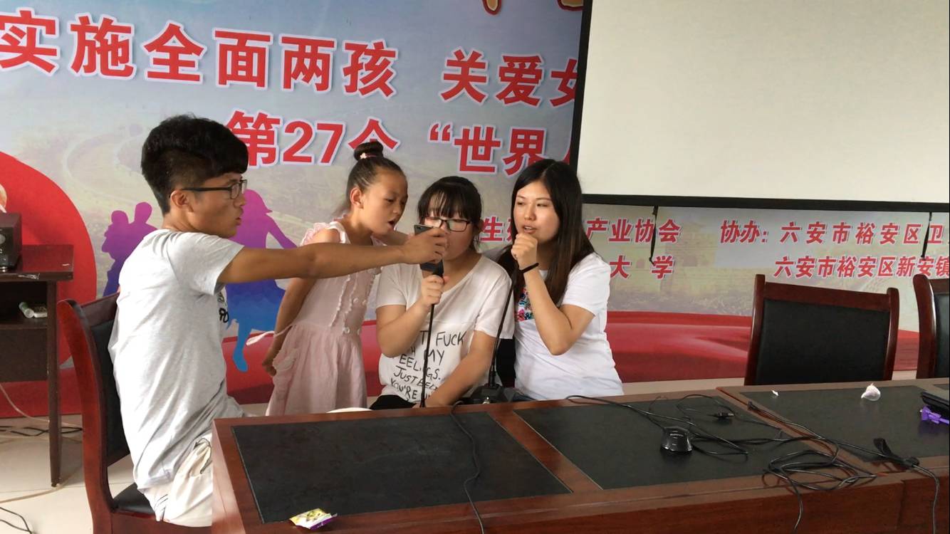 女孩和志愿者一起唱歌