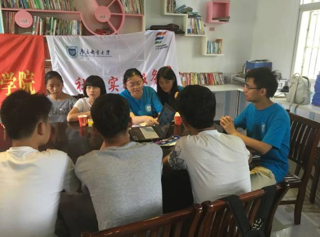 志愿者们在讨论活动策划