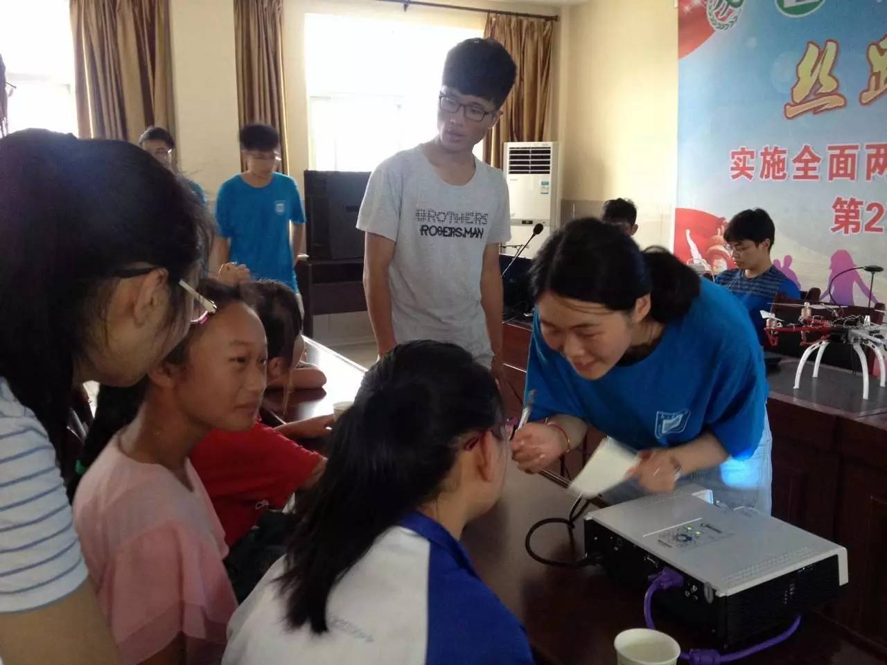 志愿者鼓励腼腆的女孩表达自己的想法