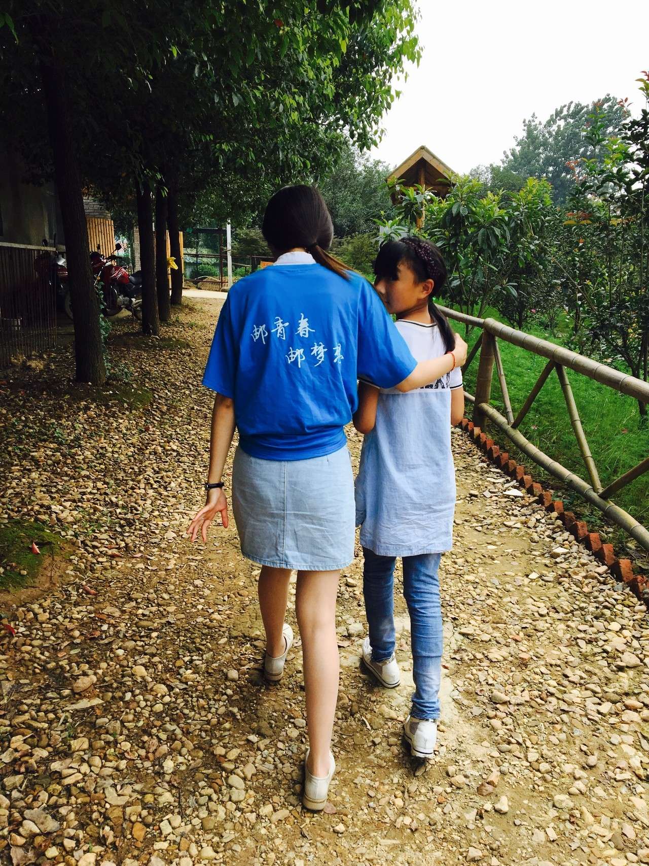 女孩和志愿者说悄悄话