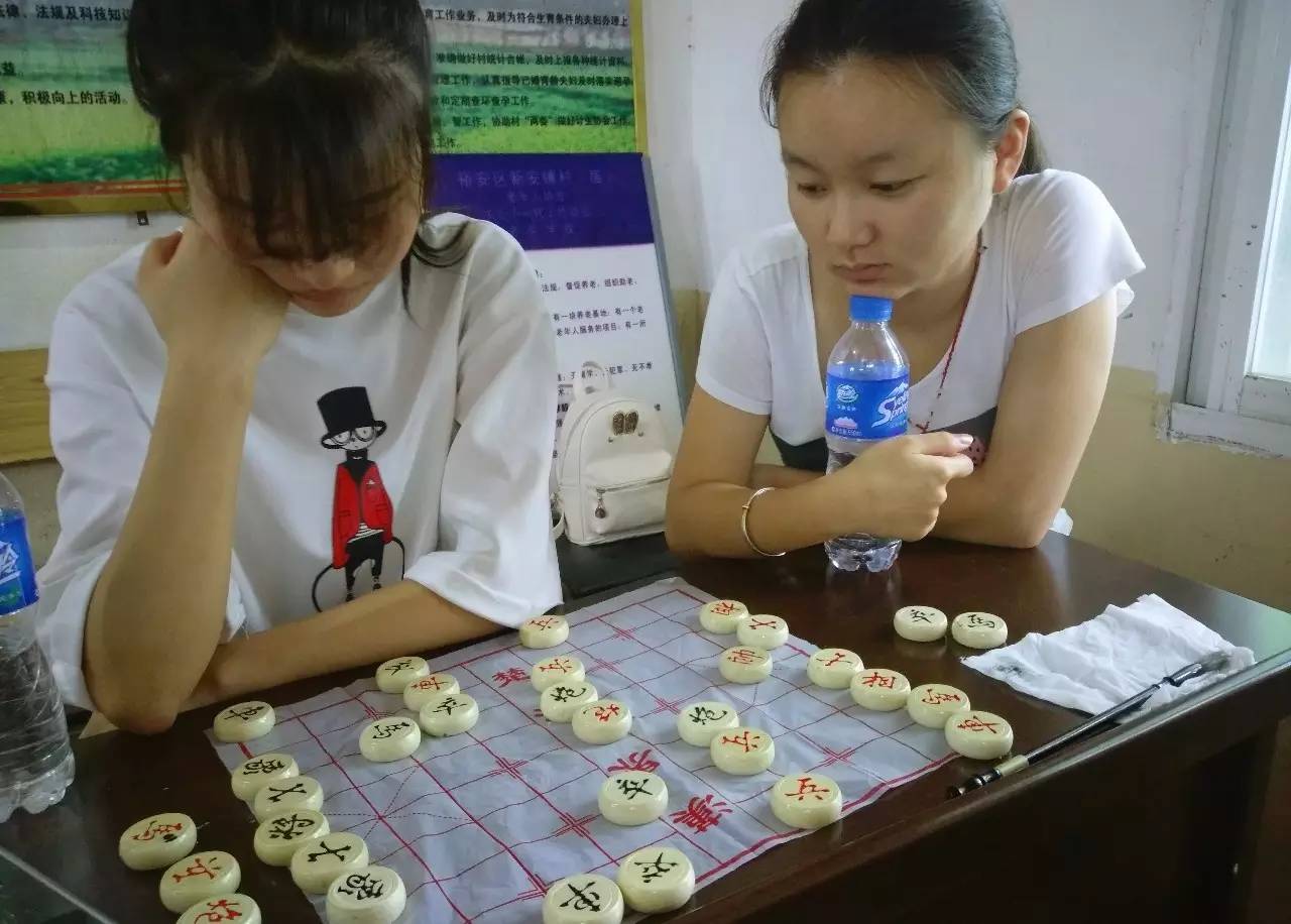 孩子们全神贯注的下棋