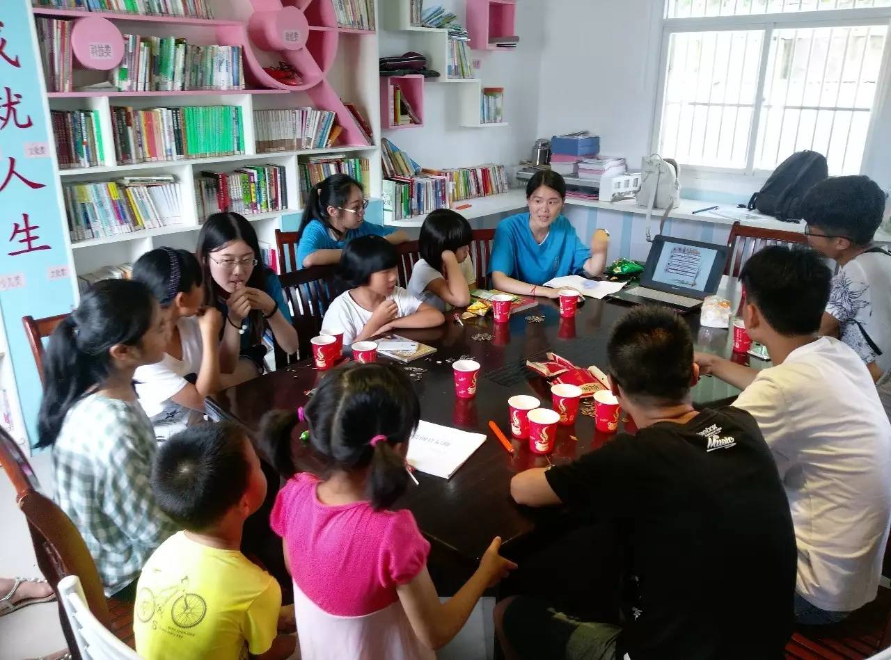 志愿者向孩子们展示茶文化的魅力