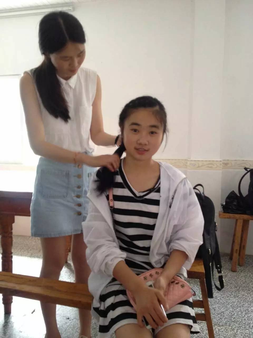 志愿者帮女孩编头发