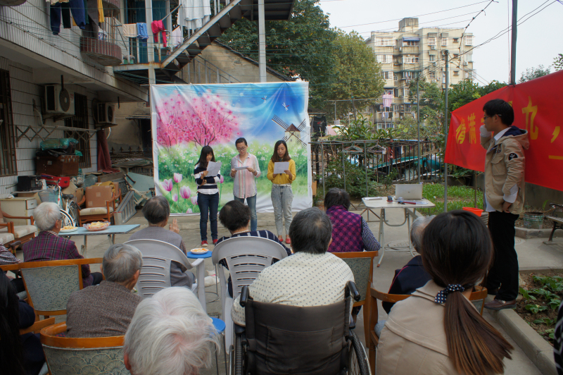 为老人诗朗诵《敬礼 夕阳》